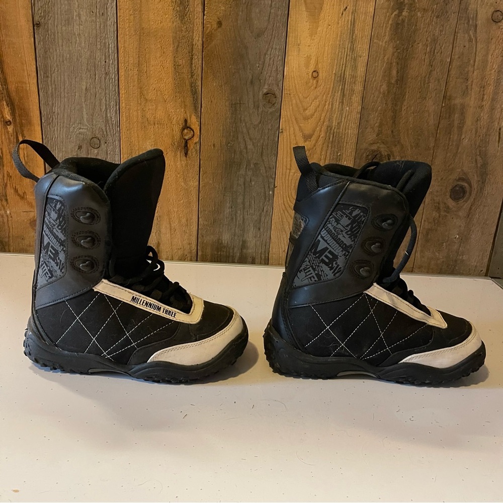 Boys millennial three snowboard boots size 3 good condition